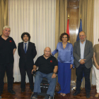 La ministra, ayer, con los representantes de Avite. EFE