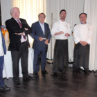 Los chefs junto a representantes de la entidad y el nuevo Académico de Número en el Serrano.