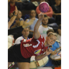 La rusa Daria Ilina lanza a portería en un partido.
