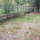 Una zona del parque de Cistierna en estado de abandono. DL