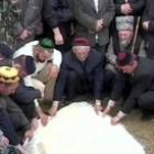 Imagen del funeral del presidente chechén Ajmad Kadírov, asesinado el pasado domingo