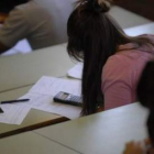Una estudiante realiza las pruebas de selectividad en la Universidad de León