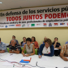 Empleados públicos durante la reunión de ayer.