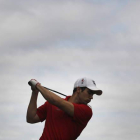 Tensión y concentración en el rostro de uno de los jugadores del Pro Am de Diario de León después de ejecutar un golpe en el  campo de San Miguel del Camino.