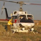 El helicóptero del servicio de incendios recoge a los efectivos.