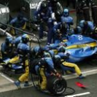 Alonso cambia de ruedas en boxes, en un momento del Gran Premio de Silverstone el pasado domingo