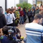 Los vecinos de Totalán guardan un minuto de silencio. ISABEL DÍAZ