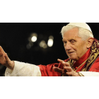 El papa Benedicto XVI bendice a los fieles al final del Vía Crucis del Viernes Santo frente al Coliseo de Roma. EFE EPA MAURIZIO BRAMBATTI