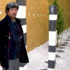 El artista japonés Kiyoshi Yamaoka, junto a su instalación artística