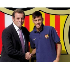 Sandro Rosell junto a Neymar, el día en el que el brasileño firmó el contrato con el Barcelona.