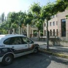 Imagen de un coche patrulla ante la Comisaría de Policía de Ponferrada