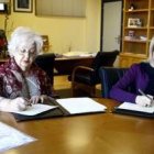 La presidenta de Alcer, Candelas Soto, y la alcaldesa María Eugenia Gancedo, en la firma del conveni