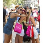 Tres jóvenes turistas se hacen una foto en las populares Ramblas de Barcelona.