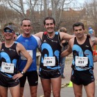 José Manuel García, en la foto de la izquierda, junto a varios de los participantes en una carrera que reunió a más de 200 atletas.