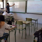 Alumnos en el primer día de las clases de refuerzo en el instituto Juan del Enzina. DL