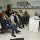 Alberto Zapico, a la derecha, en una de las asambleas de la Federación de Asociaciones de Vecinos