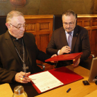 Ángel de las Heras, obispo de León, y Eduardo Morán, presidente de la Diputación, ayer, en la firma del convenio. FERNANDO OTERO