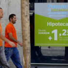 Un anuncio de hipotecas en el escaparate de una oficina bancaria, el pasado agosto en Madrid.