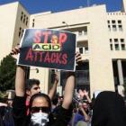 Decenas de mujeres se manifiestan este jueves ante el Tribunal de Ispahán contra los ataques con ácido.