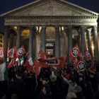 Seguidores de la organización fascista CasaPound asisten a un acto electoral celebrado en Roma, el 1 de marzo.