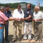 García-Prieto cortando la cinta de inauguración del polígono ganadero