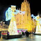 El mercadillo de Navidad de León se volverá a instalar por segundo año junto a la Catedral. RAMIRO