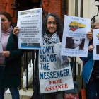 Seguidores de Assange,  ante la embajada ecuatoriana.