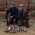 Adrián Chico junto a Raúl González y las piezas cazadas.