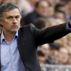 José Mourinho quiere cimentar la defensa con el fichaje del central Varane.