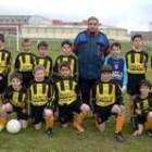 El Loyola benjamín, en la foto con su entrenador Miguel, tendrá un campo de juego remodelado