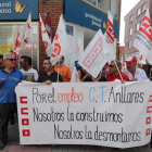 Protesta ante las oficinas de Gas Natural en Ponferrada de los trabajadores de Masa Galicia. DE LA MATA
