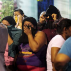 Familiares de los presos esperan información ante la cárcel de Quezaltepeque.