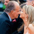 El rey emérito saluda a Corinna en un acto.