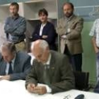 El presidente del colectivo de alzhéimer y el alcalde firman el convenio