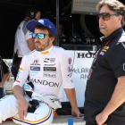 Fernando Alonso, junto al dueño del equipo en el que corre en Indy, Michael Andretti, en un descanso de los entrenamientos.
