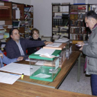 Un elector se acerca a la urna verde para elegir al pedáneo de Villayandre (Crémenes).