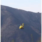 Un helicóptero de la Junta volaba el 22 de abril sobre los montes quemados de la Tebaida. BARREDO