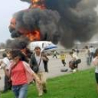 Los pasajeros del Boeing abandonan despavoridos el aparato mientras se suceden las explosiones