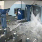 El agua entra en una estación de metro en Hoboken, en Nueva Jersey.