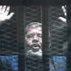 El expresidente Mohamed Mursi escuchó la sentencia dentro de una jaula en un tribunal de El Cairo, ayer.