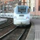El tren Alvia entra en la estación de León, en una imagen de archivo