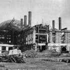 La central térmica de Compostilla I, en plena construcción el 8 de marzo de 1948. Más de dos mil obreros ayudaron a levantar un edificio que hoy vuelve a estar en obras para albergar el Museo de la Energía.