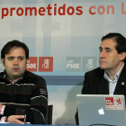 El secretario provincial del PSOE, Tino Rodríguez (I) y el procurador leonés, Miguel Ángel Fernández Cardo (D) valoran el descenso de la inversión del AVE a León.