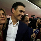 El líder y candidato del PSOE, junto a su mujer Begoña Gómez, al conocer los resultados en la sede del partido.