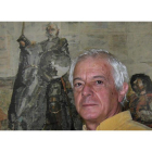 Luis Gómez Domingo, frente a una de sus creaciones inspiradas en las figuras de Don Quijote y Sancho Panza.