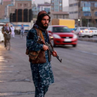 Un talibán vigila la zona tras la explosion. STRINGER
