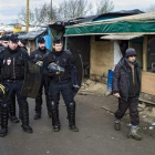 Agentes de seguridad patrullan el campamento conocido como 'La jungla' en Calais que fue desmantelado.
