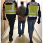 El Rey del Cachopo, custodiado por dos policías. MINISTERIO DEL INTERIOR