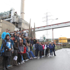 Los alumnos del colegio Salesianos San Juan Bosco de Arévalo, ayer ante la térmica con sus profesores y personal de Endesa.