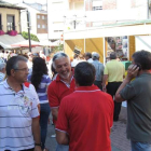 Los puestos de las treinta y dos asociaciones animaron ayer las calles de Bembibre.